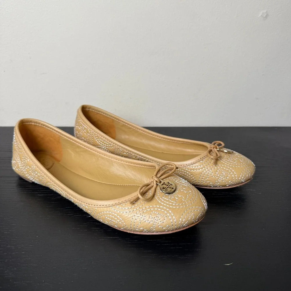 Tory Burch Tan Leather Logo Stitched Ballet Flats Preppy Trendy Gold Charm 6.5M